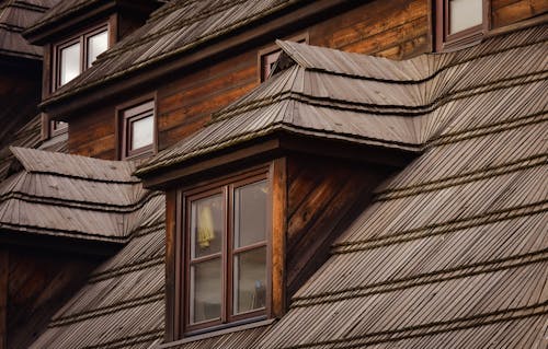 屋頂瓦片, 木房子, 窗 的 免費圖庫相片