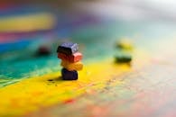 抽象艺术以在彩绘表面堆叠彩色颜料为特色，其构图富有创意且充满活力