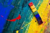 这幅彩色抽象画适合现代艺术爱好者，以彩虹方块和动态纹理为特色