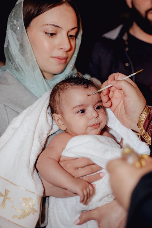 aile, anne, bebek içeren Ücretsiz stok fotoğraf