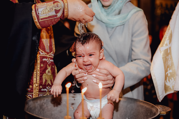 Ceremonia de bautizo con bebé y velas