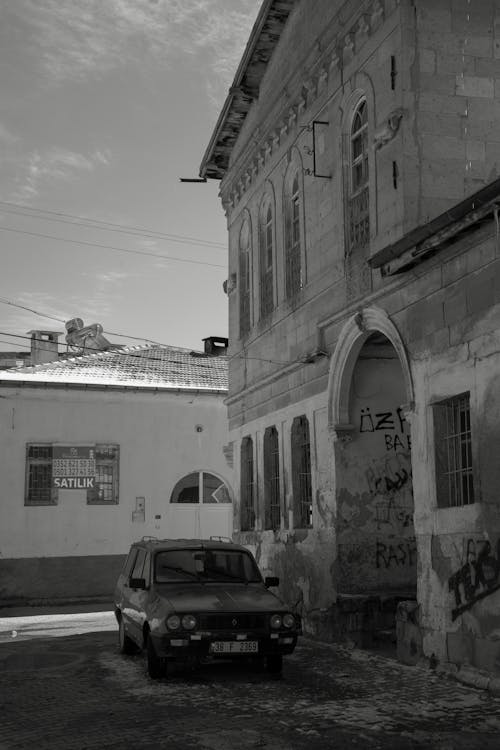 Immagine gratuita di auto vecchia, edificio in cemento, monocromatico