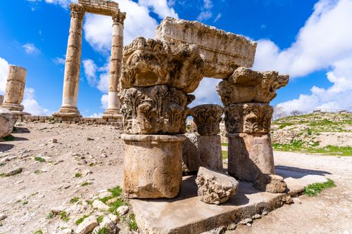 Free Explore the ancient Roman ruins in Amman, Jordan. The columns stand tall against a bright blue sky, capturing history. Stock Photo
