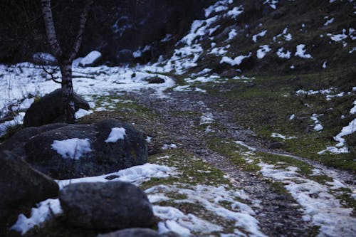 Darmowe zdjęcie z galerii z ścieżka, skały, śnieg