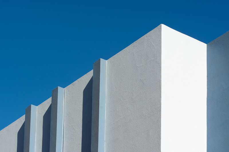 Fachada minimalista com linhas limpas