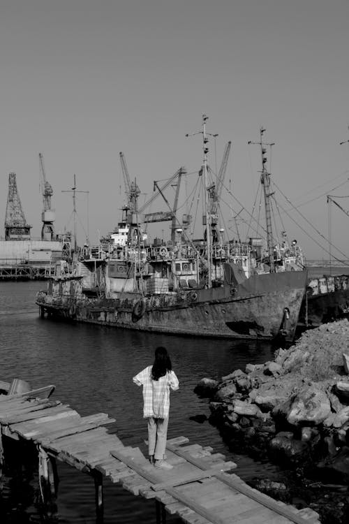 Darmowe zdjęcie z galerii z czarno-biały, drewniany dok, kobieta