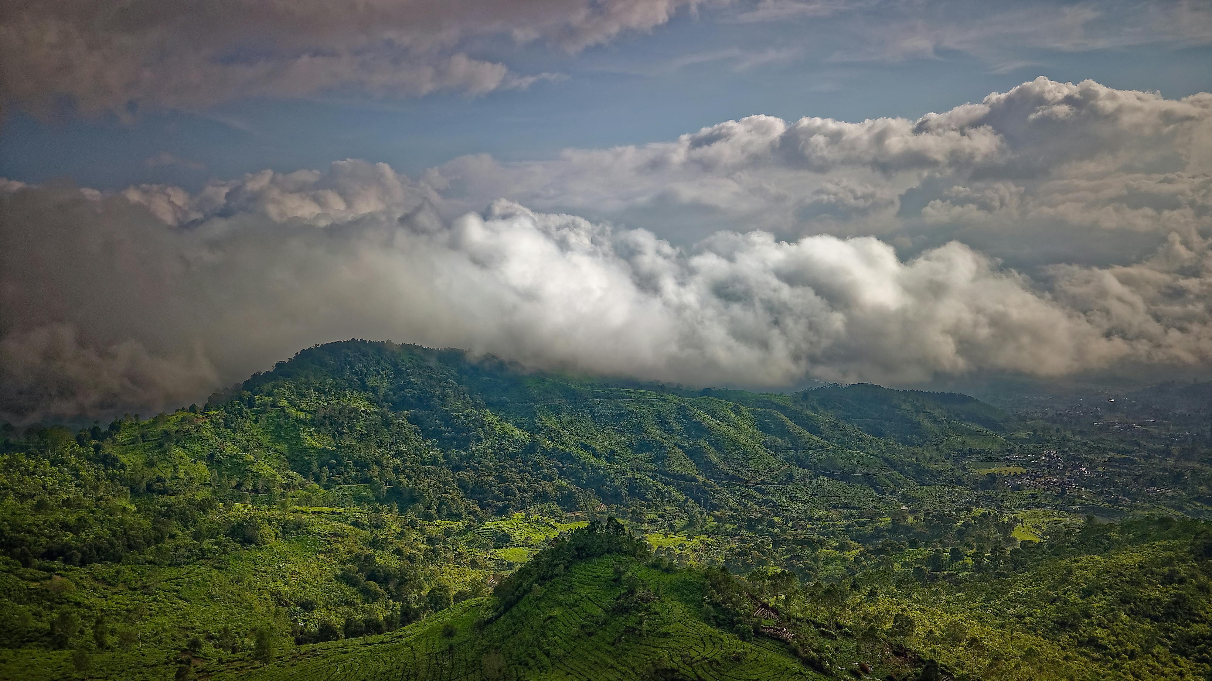 从空中俯瞰，印度尼西亚爪哇巴兰卡巴利郁郁葱葱的青山云雾缭绕，景色令人惊叹