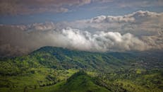 从空中俯瞰，印度尼西亚爪哇巴兰卡巴利郁郁葱葱的青山云雾缭绕，景色令人惊叹