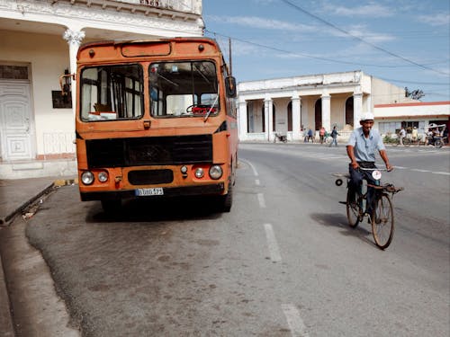 Foto profissional grátis de bicicleta, carro, estrada