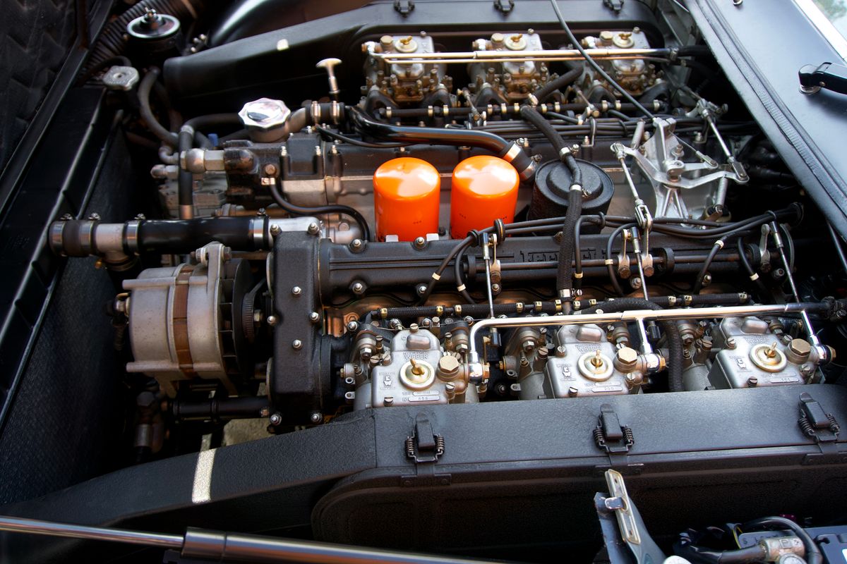 Motor V12 clasic cu carburatoare si piese cromate