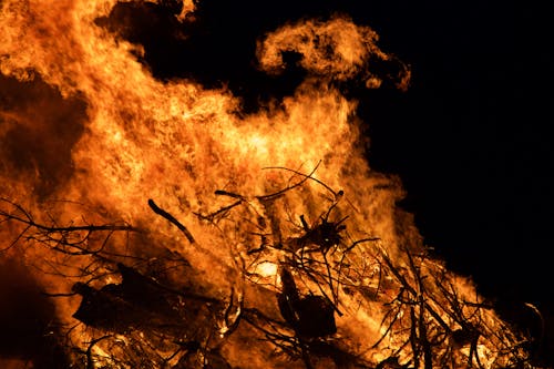 Darmowe zdjęcie z galerii z noc, ogień, pomarańcza