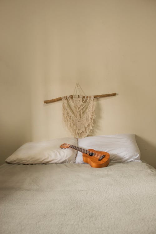 Foto profissional grátis de cama, instrumento musical, macramé