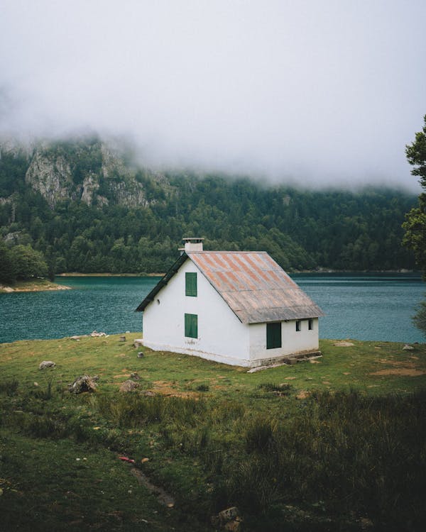 Free White House next to a Lake at the Edge of a Forest Stock Photo