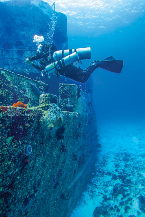 Buzo En Barco Hundido. Cozumel, México.