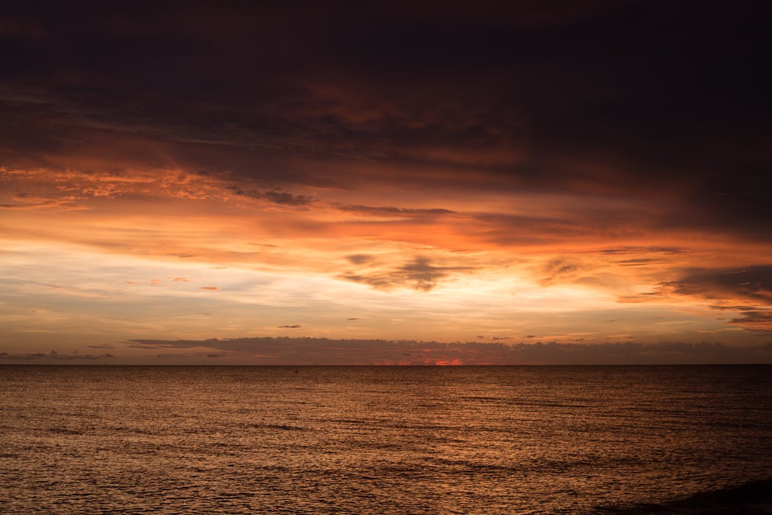 Ücretsiz Kahverengi Ve Gri Gökyüzü Altındaki Okyanus Stok Fotoğraflar