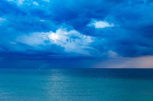 Blauer Ozean Mit Bewölktem Himmel