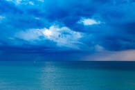 黄昏时分，平静的海洋上聚集了迷人的风暴云