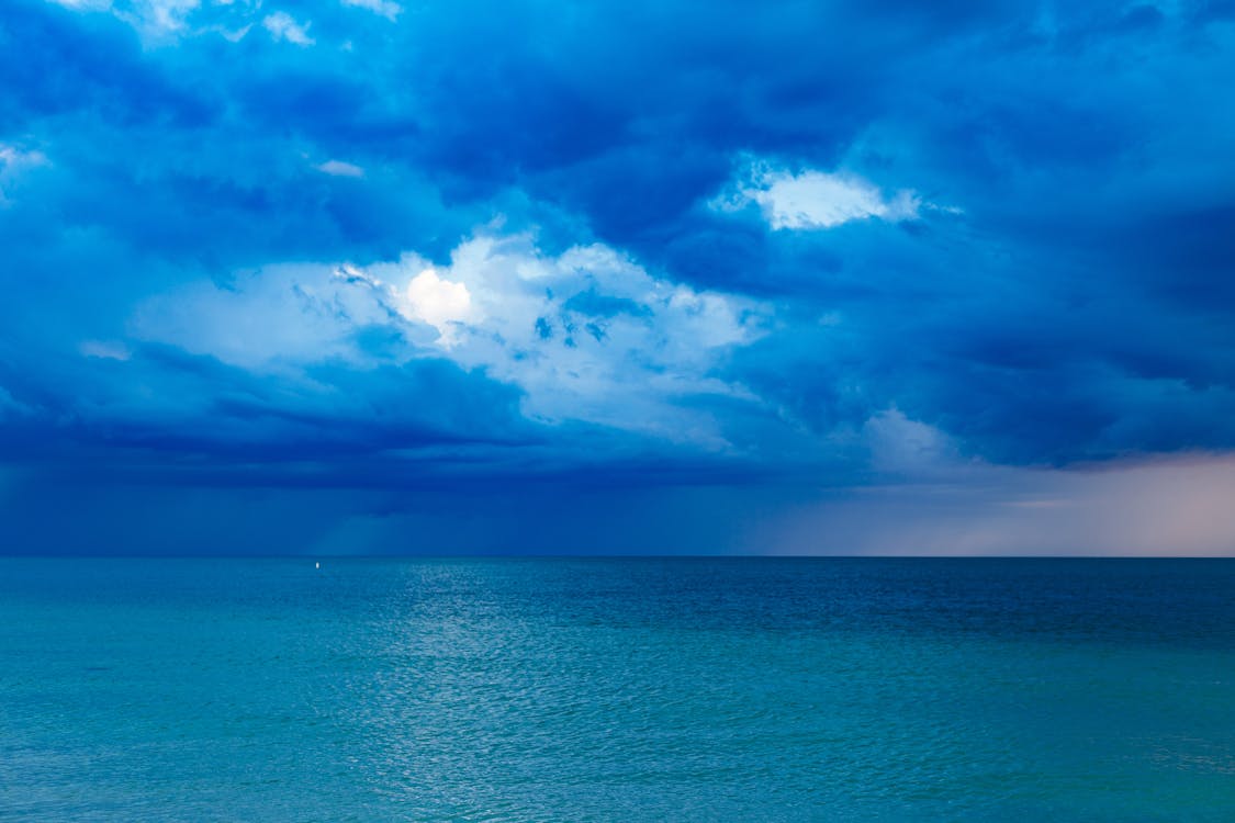 Océan Bleu Avec Ciel Nuageux