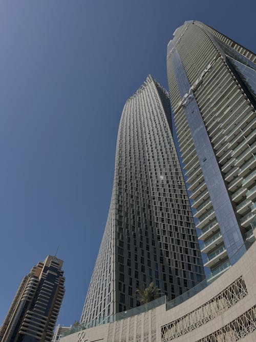 Kostenloses Stock Foto zu architektur, aufnahme von unten, blauen himmel