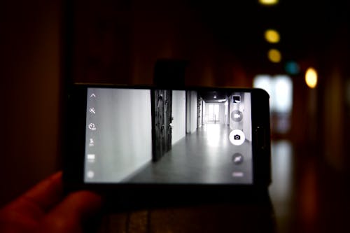 Kostenlos Selektive Fokusfotografie Des Eingeschalteten Android Smartphones Stock-Foto