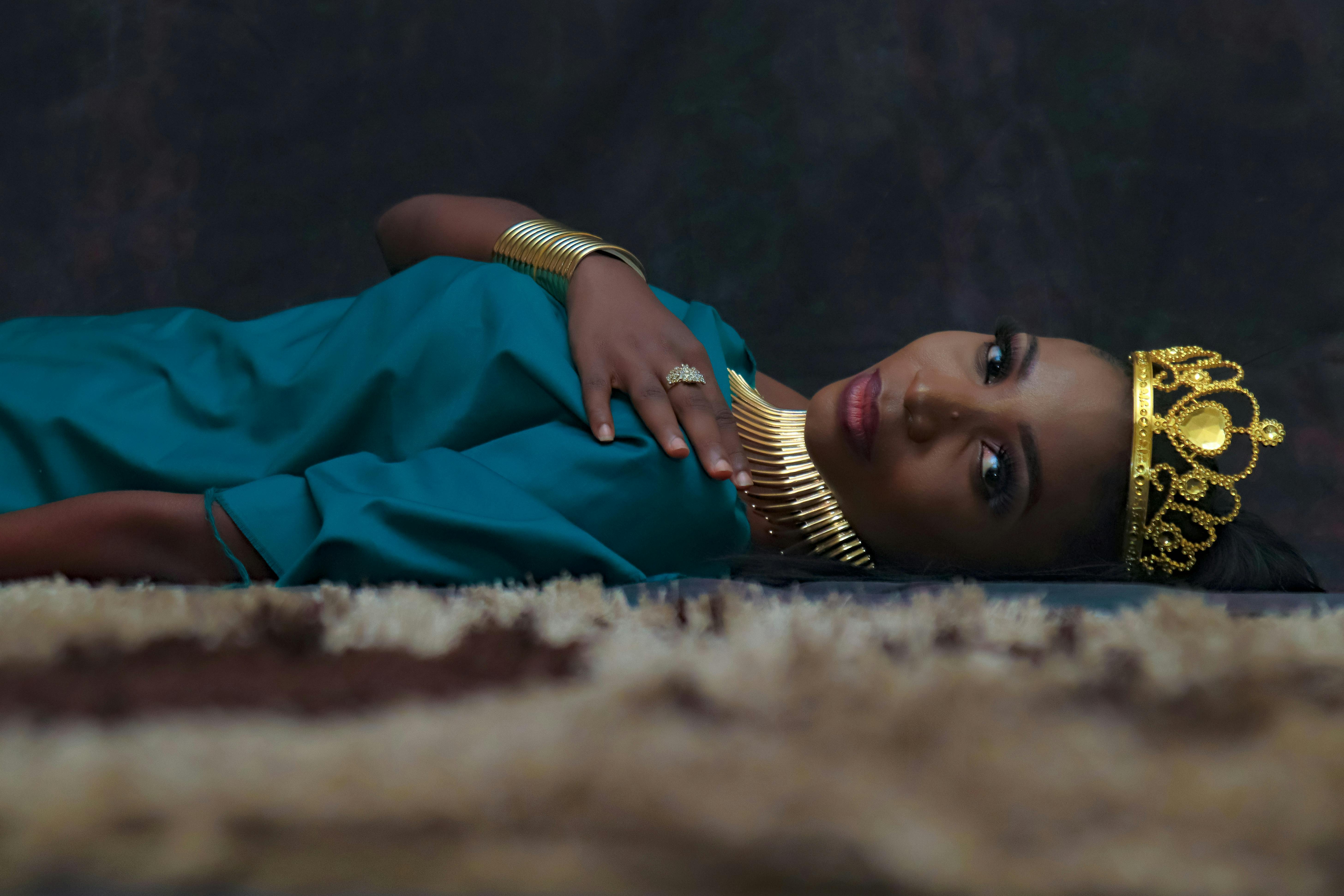 Aslan burcunun enerjisini ve ışıltısını yansıtan, altın sarısı tonlarında parlayan görkemli bir aslan figürü ve astrolojik semboller.