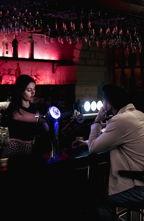 Foto profissional grátis de bar, barman, cerveja