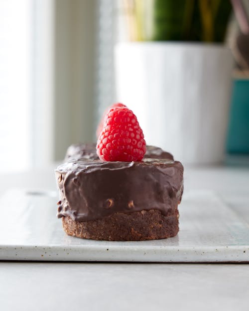 Foto profissional grátis de assado, balas, bolo de chocolate