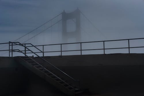 Fotos de stock gratuitas de barandilla de metal, con niebla, escaleras