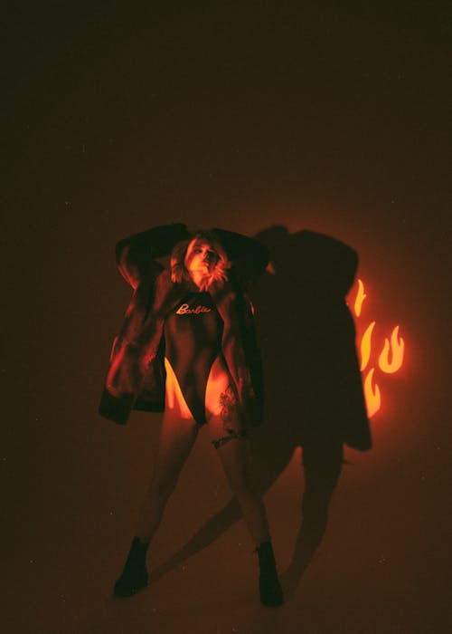 바디수트, 불, 빛과 그림자의 무료 스톡 사진