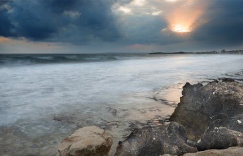 akşam karanlığı, bulutlu, dalgalar içeren Ücretsiz stok fotoğraf