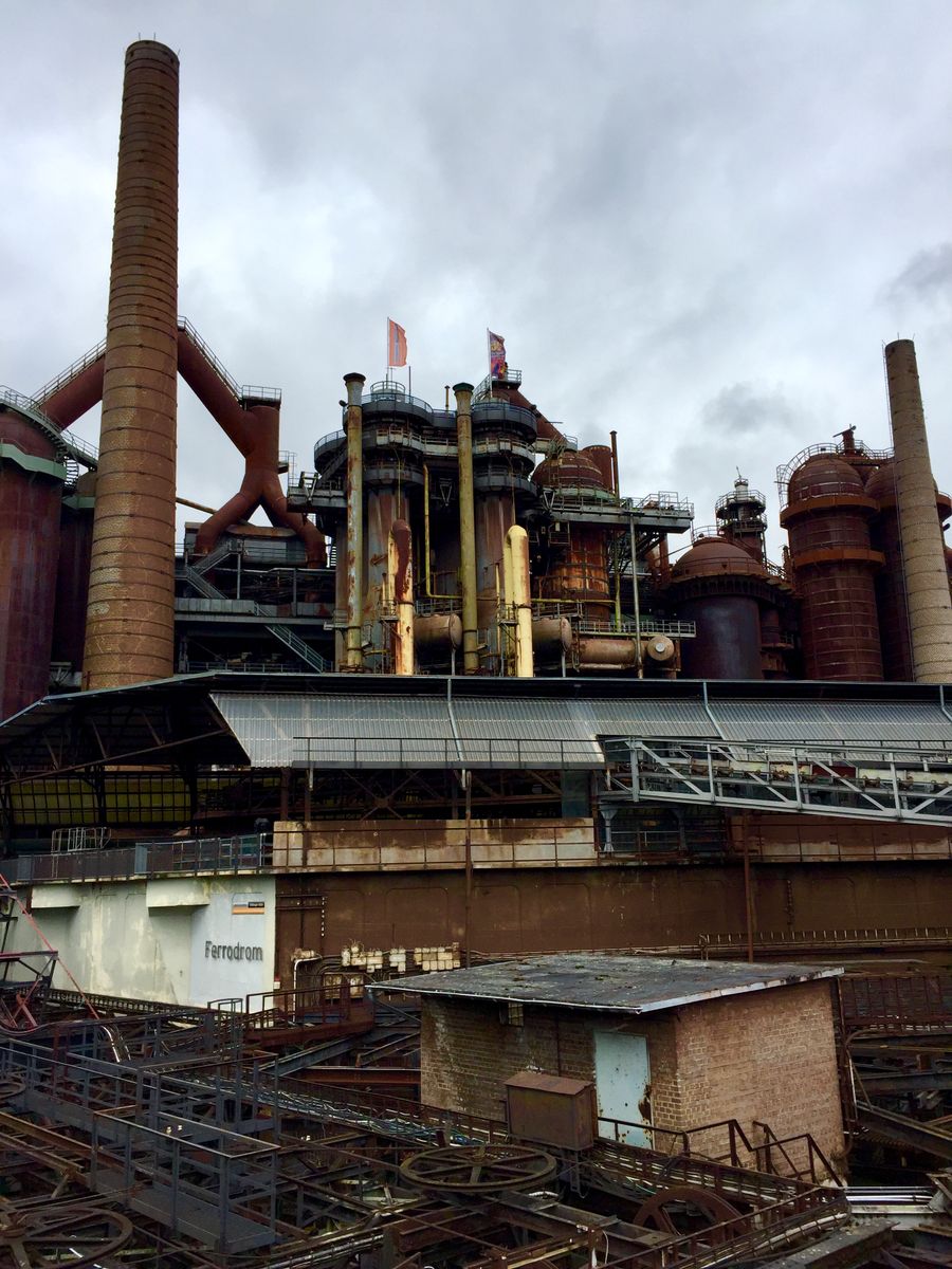 Industriální komplex bývalých železáren s vysokými pecemi