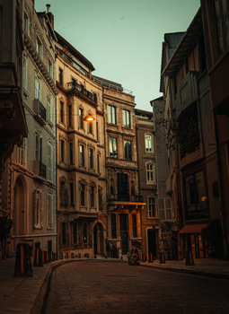A picturesque street view in İstanbul with historic architecture at twilight, showcasing warm tones.