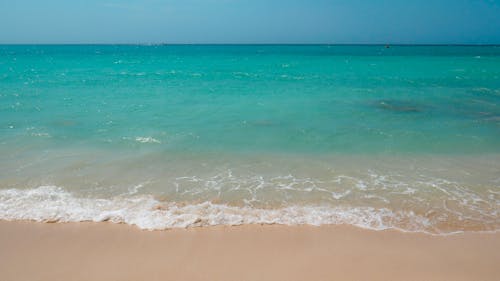 Gratis Fotos de stock gratuitas de agua turquesa, arena, cielo azul Foto de stock