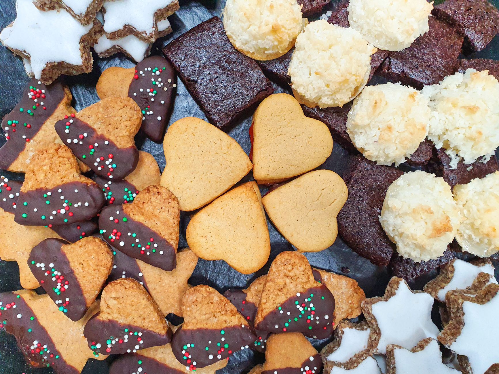 Une délicieuse sélection de biscuits faits maison pour les fêtes, dans différentes formes et saveurs.