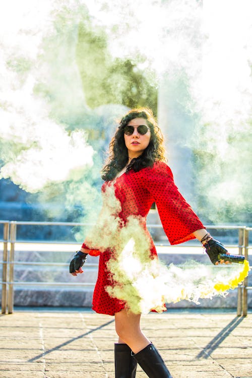 Foto d'estoc gratuïta de bomba de fum, dona, enfocament selectiu