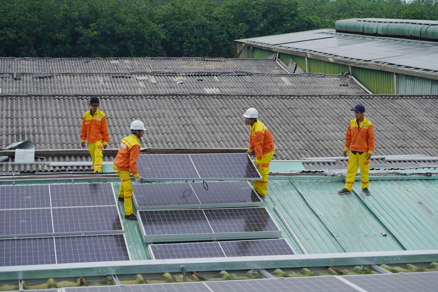 Montageteam bei Arbeiten an einer Photovoltaikanlage