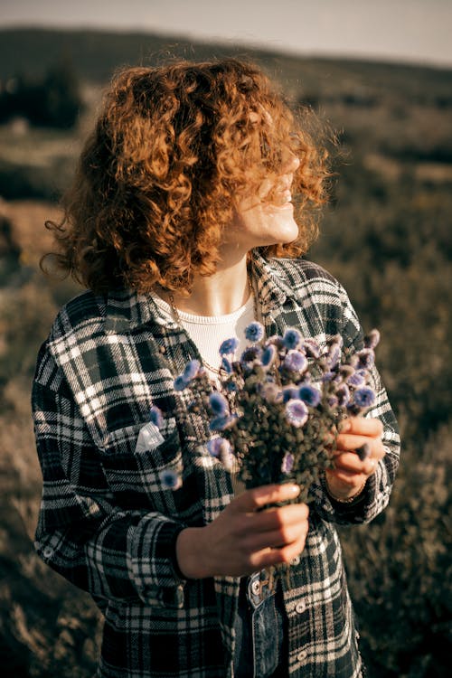 곱슬머리, 꽃다발, 멀리보고의 무료 스톡 사진