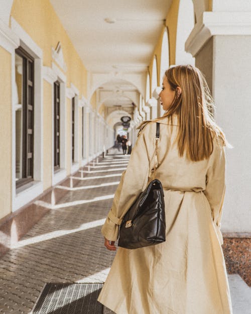 Fotobanka s bezplatnými fotkami na tému blondína, človek, kabelka