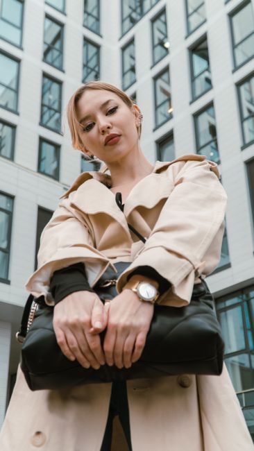 Beige and black, this coat doesn't need any more colours than that
#outfitoftheday #beige #trenchcoat #bag