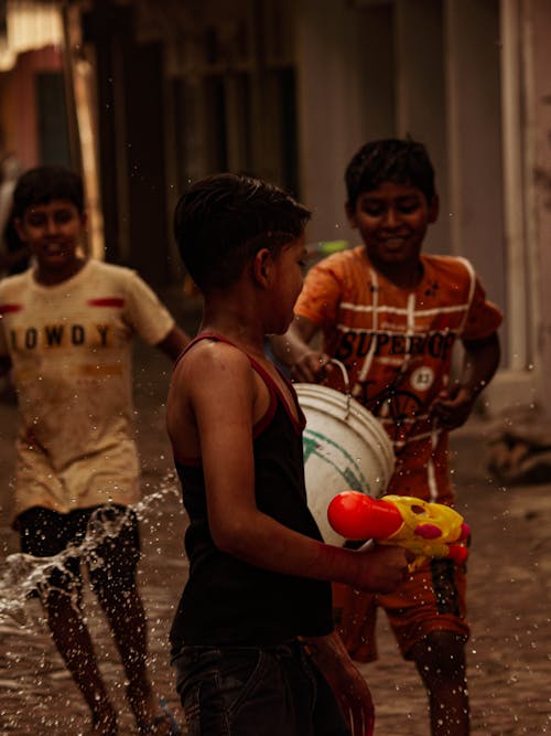 Foto profissional grátis de água, amigos, arma de agua