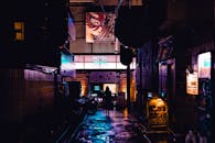 夜晚，一个人走在东京新宿一条灯光明亮、充满活力的小巷里，只留下一个剪影