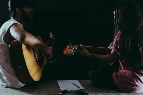 Mężczyzna I Kobieta Gra Na Gitarze