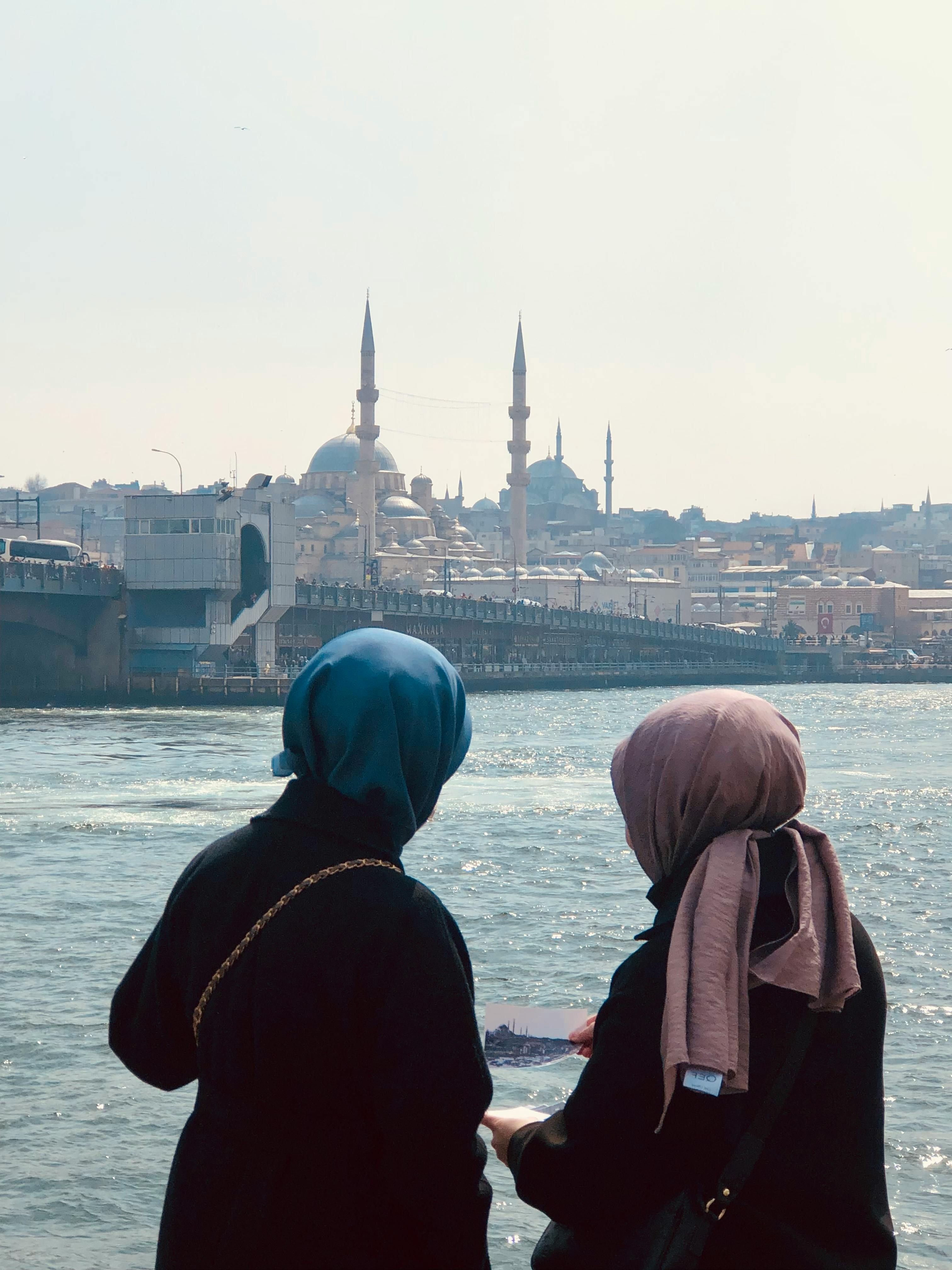 Papa vizitează Moscheea Albastră din Istanbul înainte de discuțiile cu liderii religioși ai Turciei