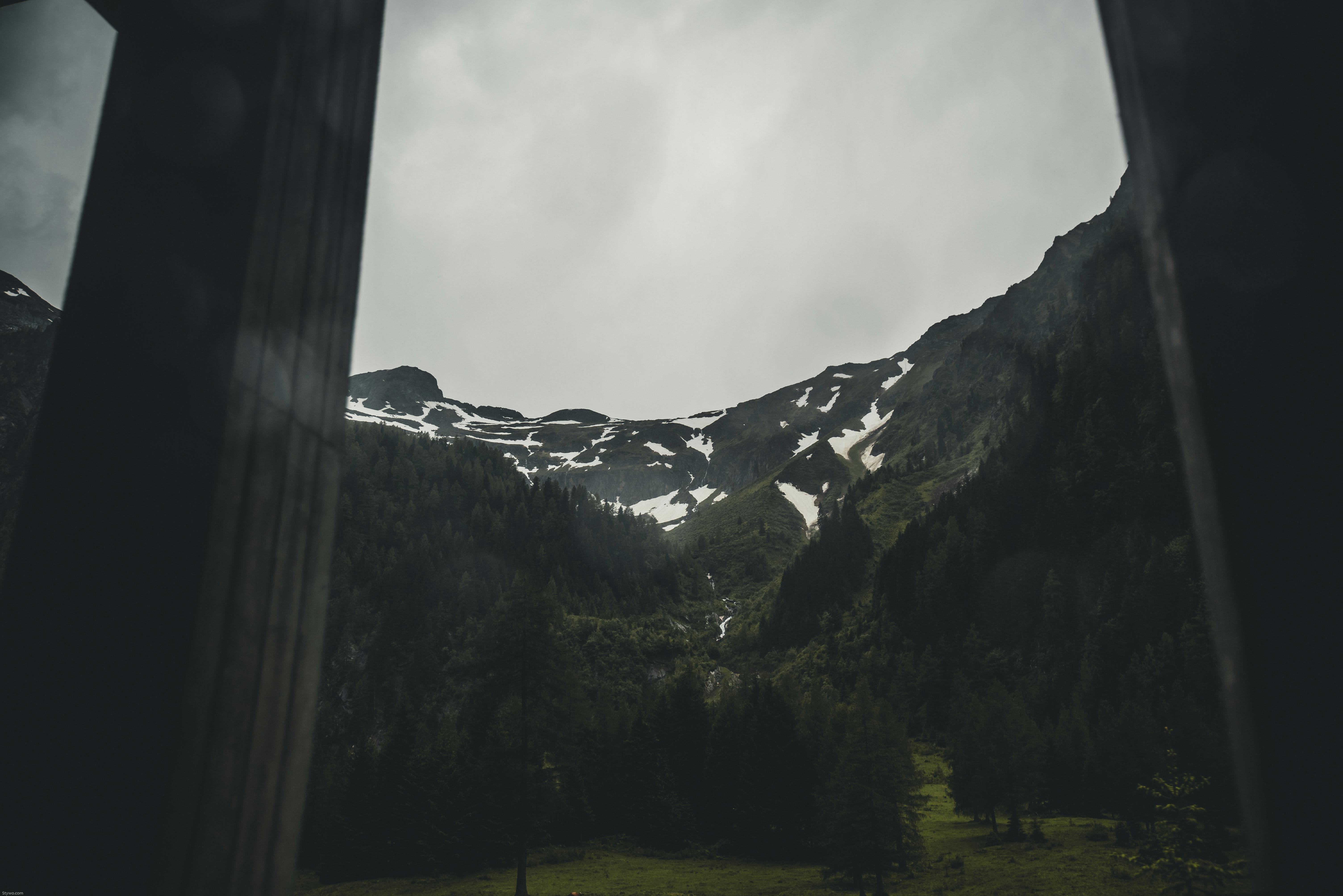 奥地利米特西尔白雪皑皑的山脉和郁郁葱葱的森林，景色令人惊叹