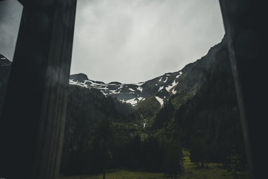 奥地利米特西尔白雪皑皑的山脉和郁郁葱葱的森林，景色令人惊叹