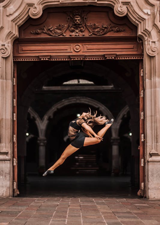 Photo De Femme Faisant Une Danse De Ballet