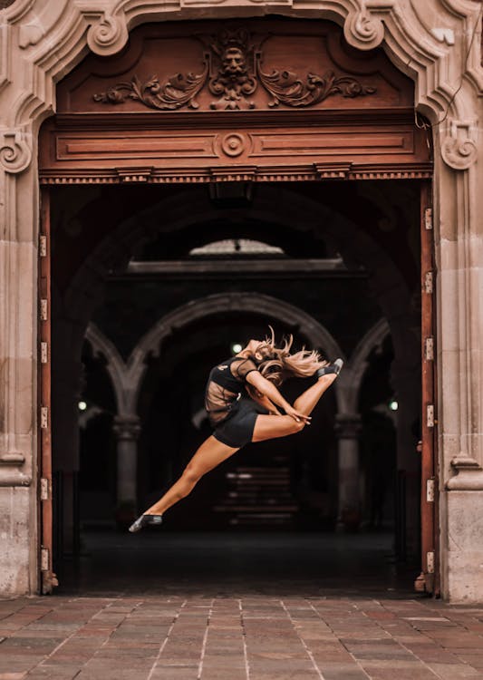 Free Photo of Woman doing a ballet dance Stock Photo
