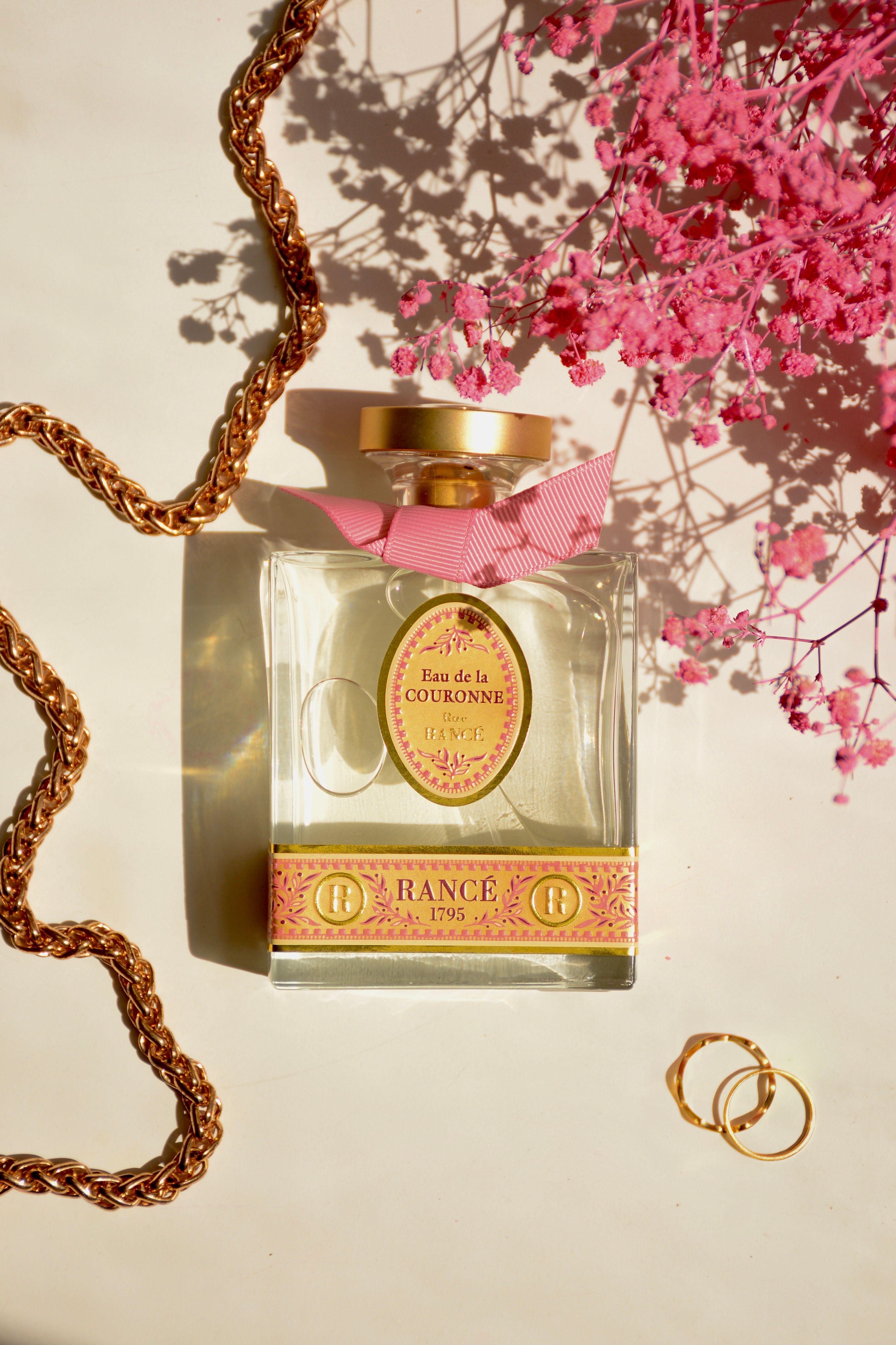 A Female Using Perfume Photos, Download The BEST Free A Female Using ...