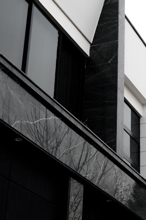 Fotos de stock gratuitas de arquitectura moderna, blanco y negro, cristal