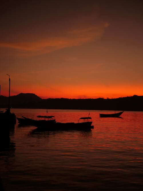 Immagine gratuita di alba precoce, barche, carta da parati minimalista